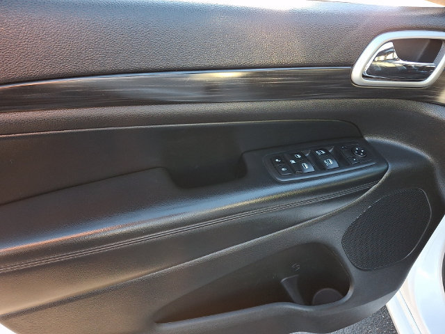 Used 2020 Jeep Grand Cherokee Altitude AWD/4WD image 14