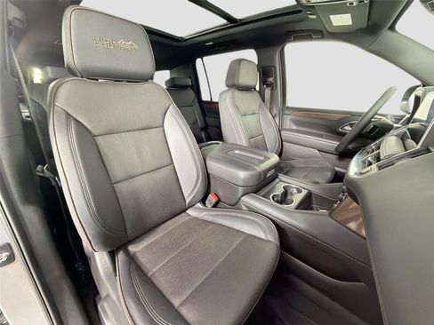 Used 2024 Chevrolet Suburban High Country RWD image 29