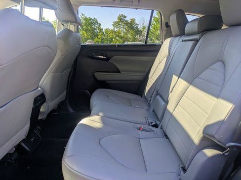 Certified 2024 Toyota Highlander XLE AWD/4WD image 19