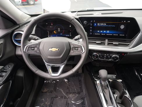 Used 2025 Chevrolet Trax LT w/ LT Convenience Package FWD image 20