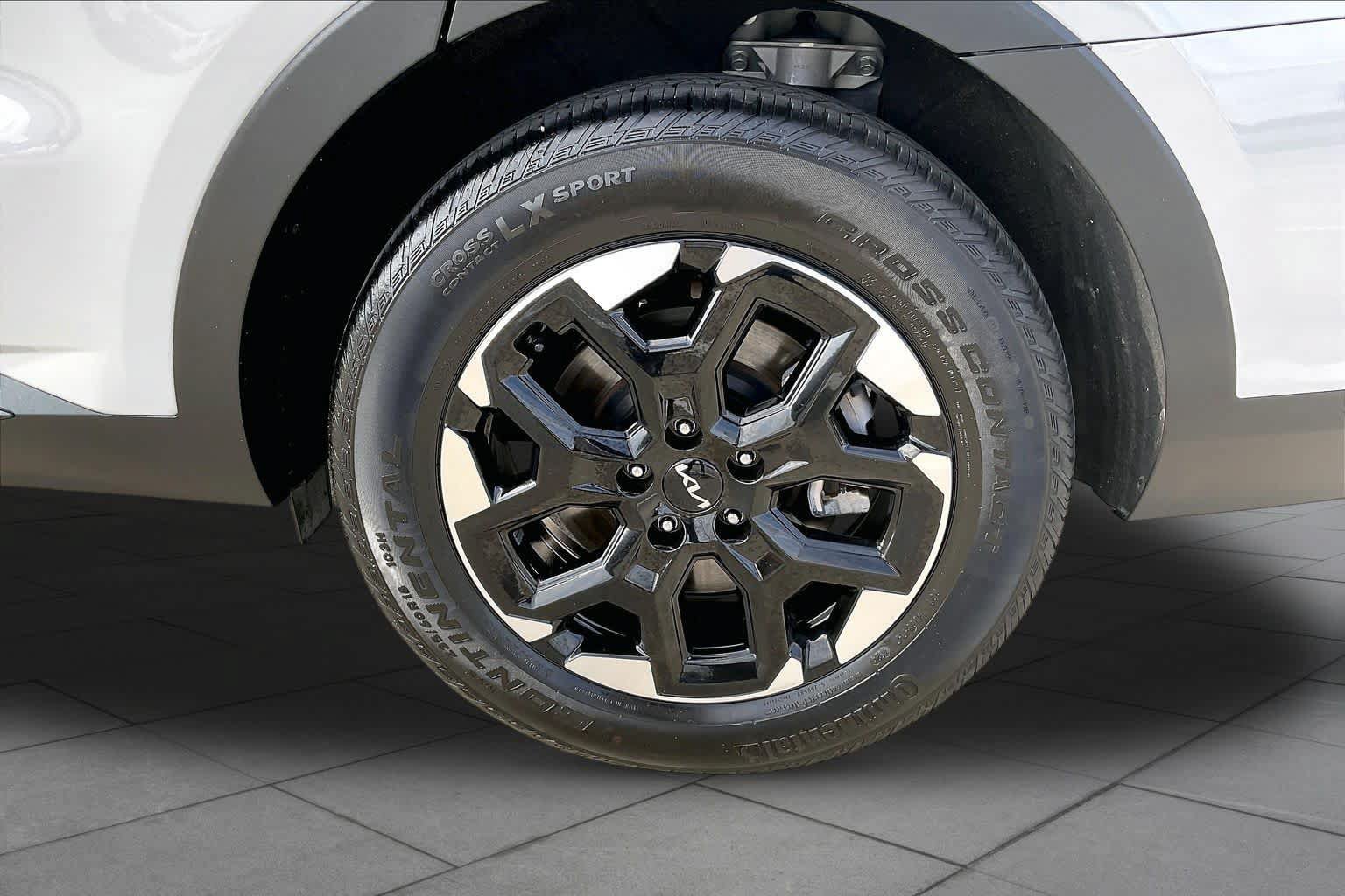 Used 2025 Kia Sorento S w/ Panoramic Sunroof Package FWD image 11