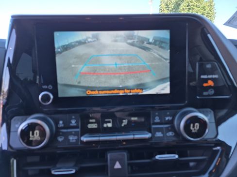 Used 2023 Toyota Highlander XLE AWD/4WD image 31