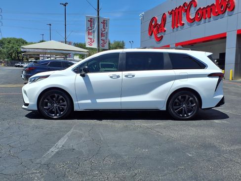 Used 2023 Toyota Sienna XSE FWD image 9