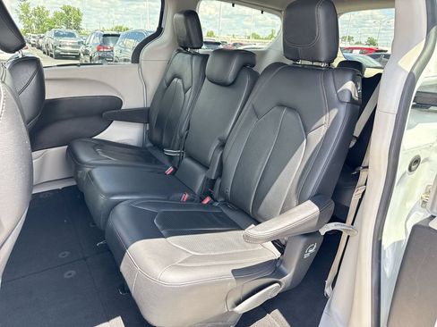 Used 2018 Chrysler Pacifica Touring-L FWD image 23