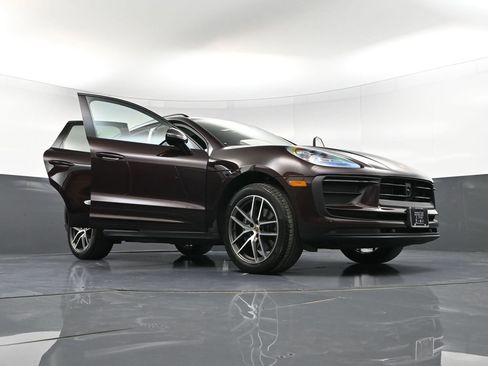 Certified 2025 Porsche Macan AWD/4WD image 37