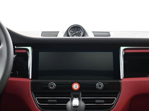 Certified 2026 Porsche Macan AWD/4WD image 11