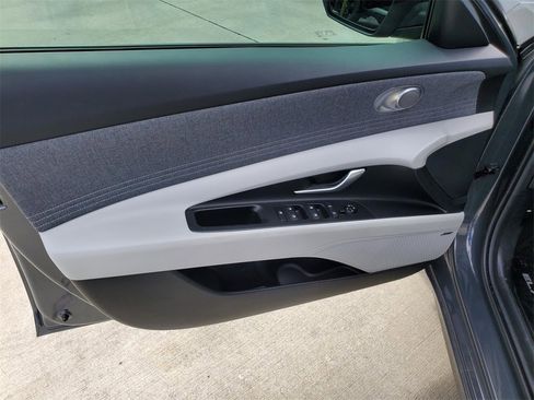 Used 2025 Hyundai Elantra Limited image 20