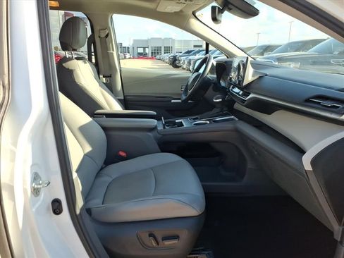 Certified 2024 Toyota Sienna XLE image 6