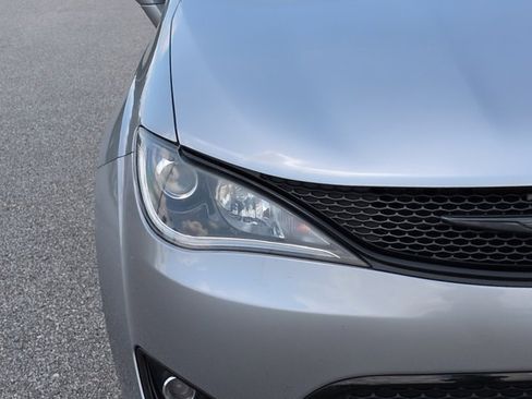 Used 2019 Chrysler Pacifica Touring-L w/ Premium Audio Group FWD image 11