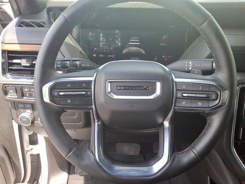Used 2025 GMC Yukon XL Denali AWD/4WD image 9