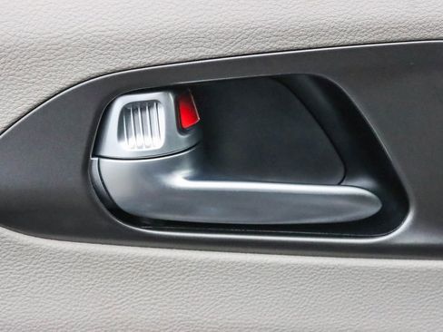 Used 2024 Chrysler Pacifica Select image 45