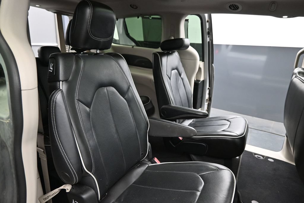 Used 2022 Chrysler Pacifica Limited AWD/4WD image 28