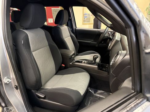 Used 2022 Toyota Tacoma TRD Off-Road image 18