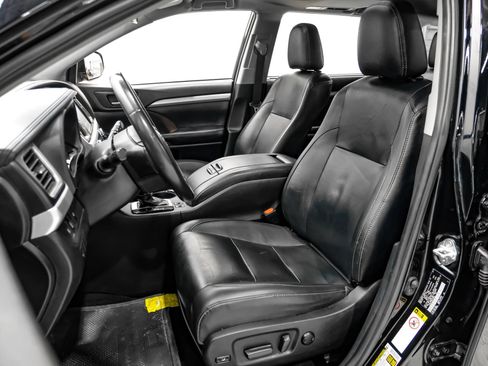 Used 2019 Toyota Highlander XLE FWD image 31