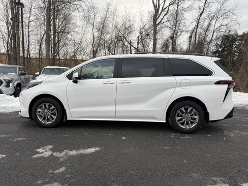 Used 2025 Toyota Sienna LE image 2