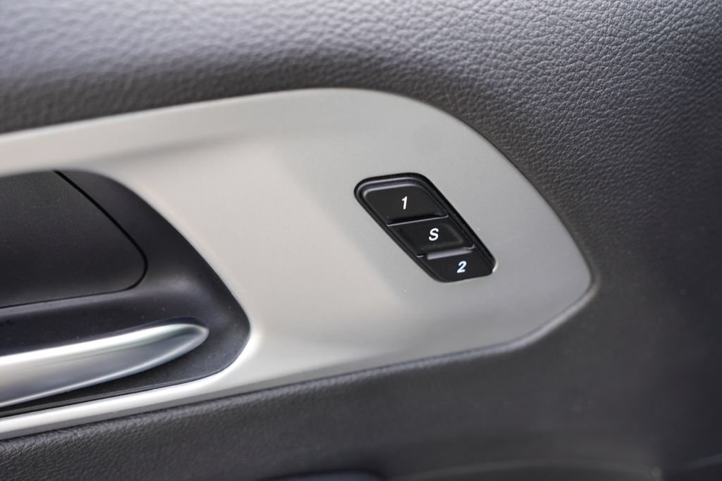 Used 2025 Chrysler Pacifica Limited FWD image 25