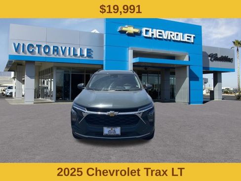 Used 2025 Chevrolet Trax LT FWD image 2