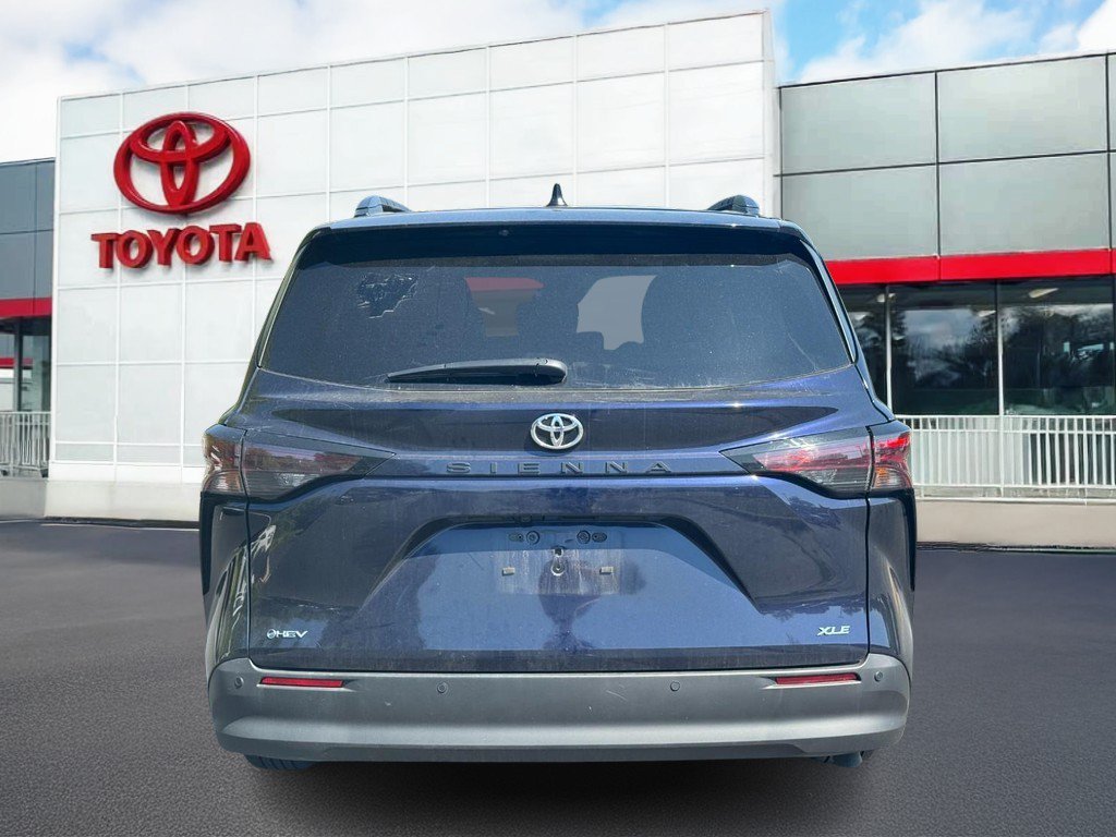 Used 2026 Toyota Sienna XLE FWD image 5