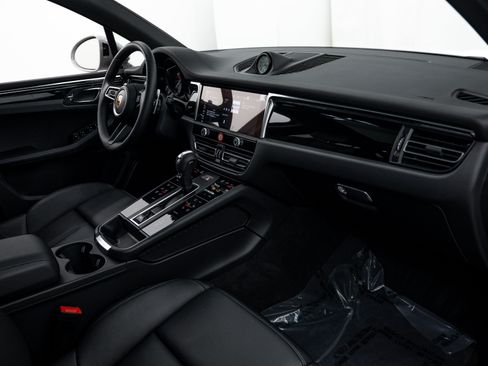 Certified 2026 Porsche Macan AWD/4WD image 17