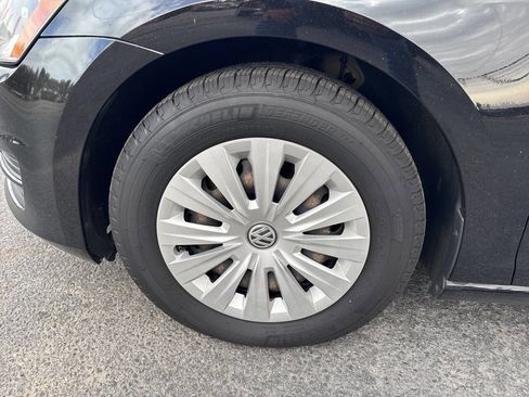 Used 2015 Volkswagen Golf Launch Edition image 23