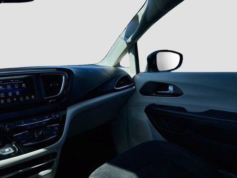Used 2018 Chrysler Pacifica Touring Plus w/ Tire & Wheel Group FWD image 26