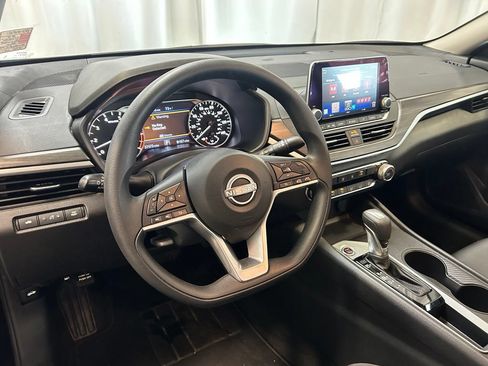 Used 2025 Nissan Altima 2.5 SV FWD image 2