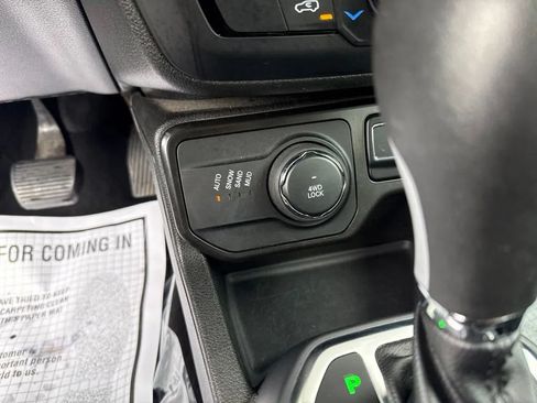Used 2023 Jeep Renegade Latitude AWD/4WD image 24