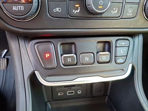 Used 2021 GMC Terrain SLT image 4