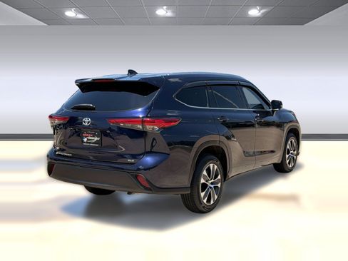 Used 2021 Toyota Highlander XLE FWD image 9