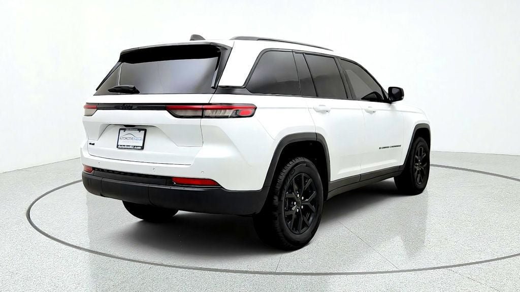 Used 2025 Jeep Grand Cherokee Altitude AWD/4WD image 5