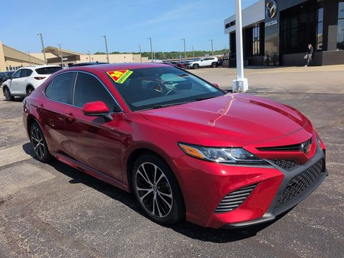 Used 2020 Toyota Camry SE FWD image 1