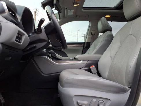 Used 2021 Toyota Highlander Platinum image 19