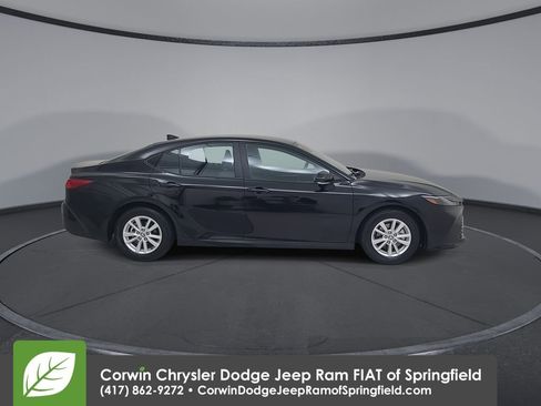 Used 2025 Toyota Camry LE FWD image 17