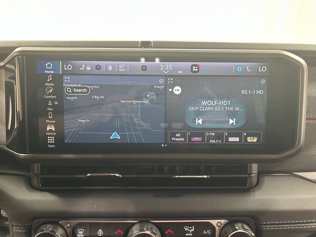 Used 2024 Jeep Gladiator Rubicon w/ Technology Group AWD/4WD image 14