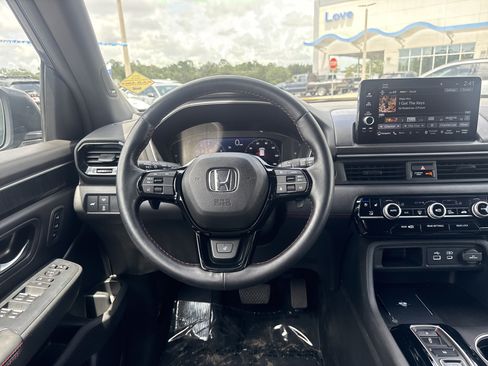 Certified 2025 Honda Pilot Black Edition image 21
