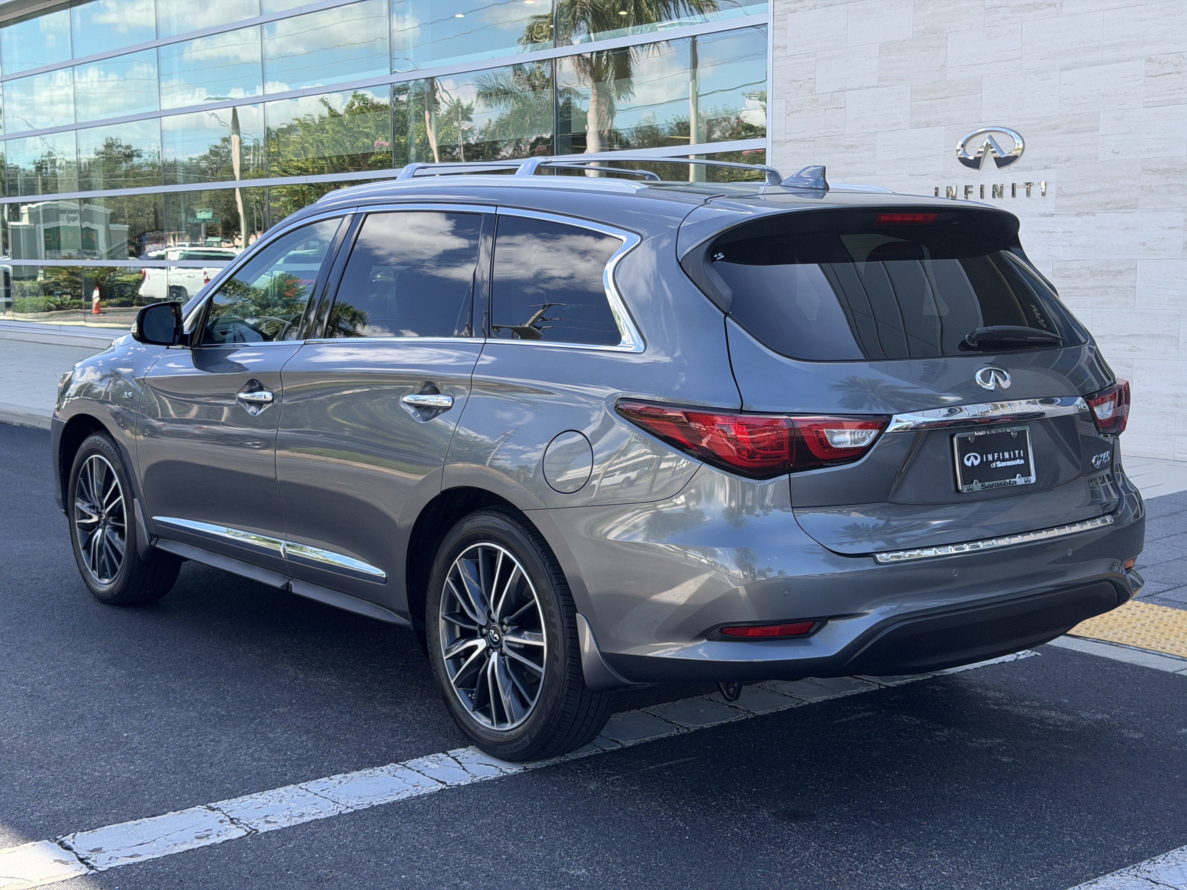 Used 2016 INFINITI QX60 FWD w/ Deluxe Technology Package image 5