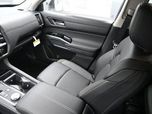 New 2026 Nissan Pathfinder SL w/ SL Premium Package image 11