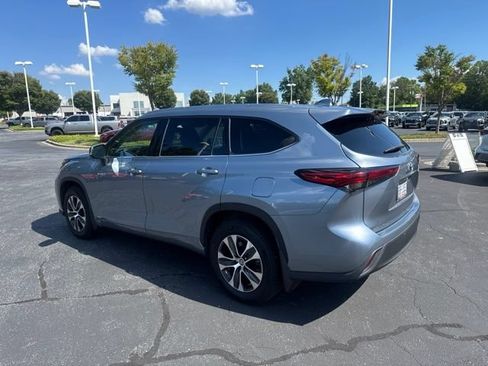 Used 2021 Toyota Highlander XLE AWD/4WD image 4