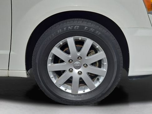 Used 2011 Chrysler Town & Country Touring-L image 6