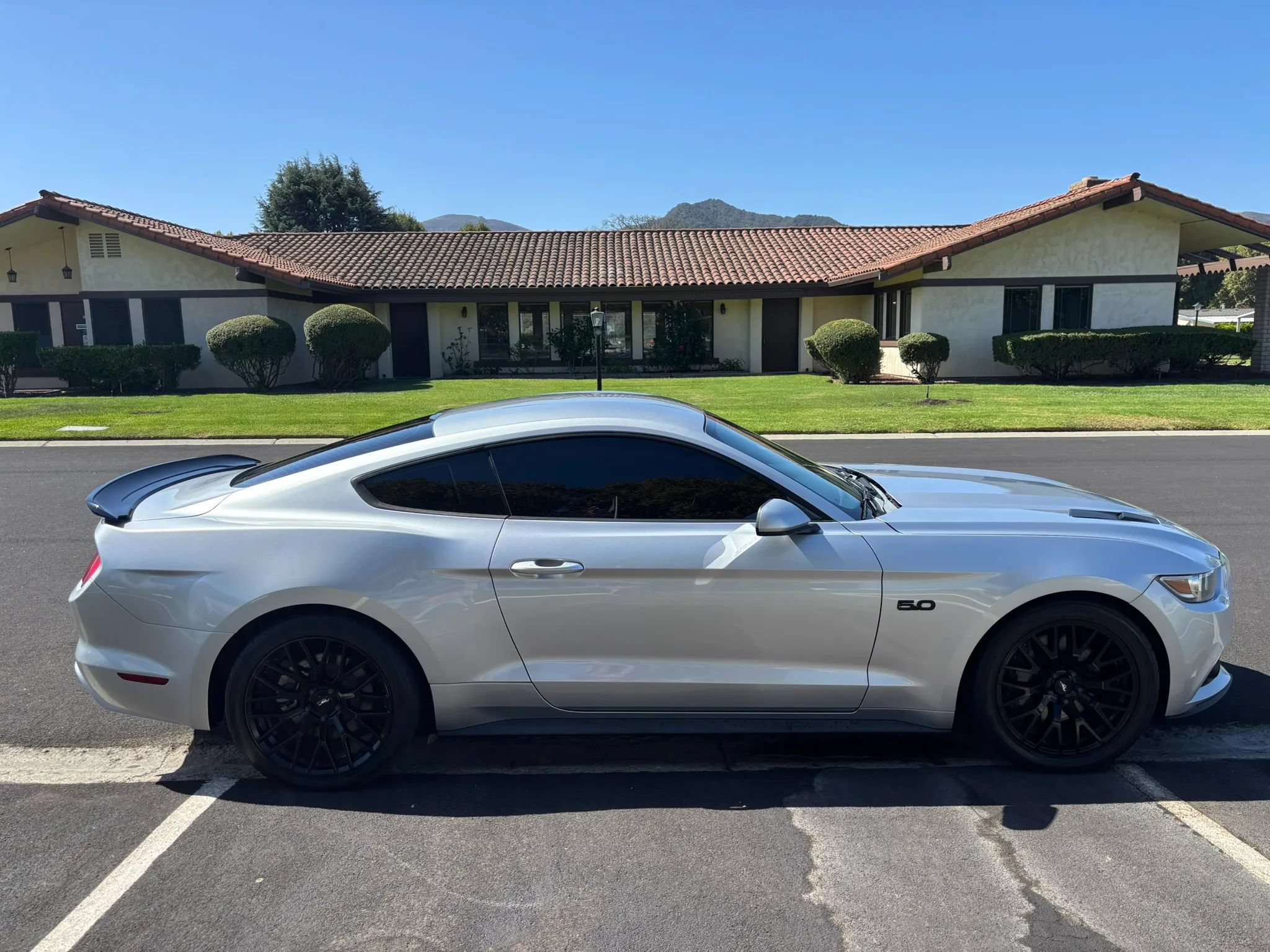Used 2017 Ford Mustang GT RWD image 3