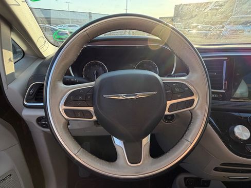 Used 2017 Chrysler Pacifica Limited FWD image 11