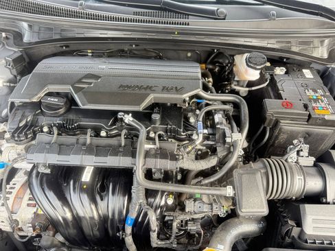 Used 2025 Hyundai Elantra Limited image 32