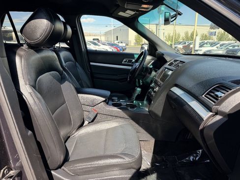 Used 2017 Ford Explorer XLT w/ Equipment Group 202A AWD/4WD image 11