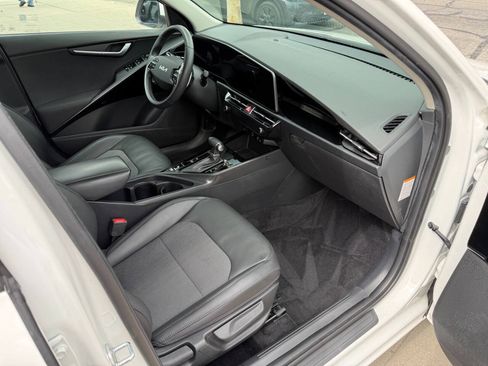 Used 2024 Kia Niro EX FWD image 25