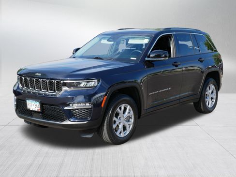 Used 2023 Jeep Grand Cherokee Limited AWD/4WD image 3