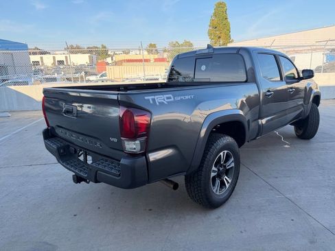 Used 2019 Toyota Tacoma TRD Sport image 8