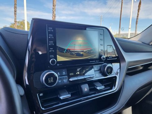 Used 2021 Toyota Highlander LE FWD image 25
