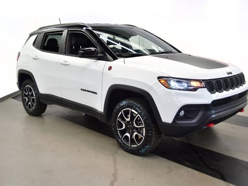Used 2025 Jeep Compass Trailhawk AWD/4WD image 2