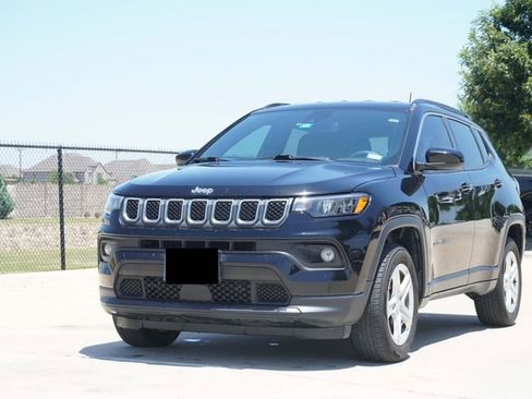 Used 2023 Jeep Compass Latitude AWD/4WD image 3