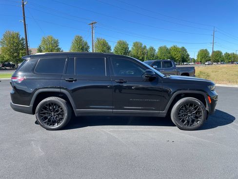 Used 2022 Jeep Grand Cherokee L Limited w/ Black Appearance Package AWD/4WD image 2